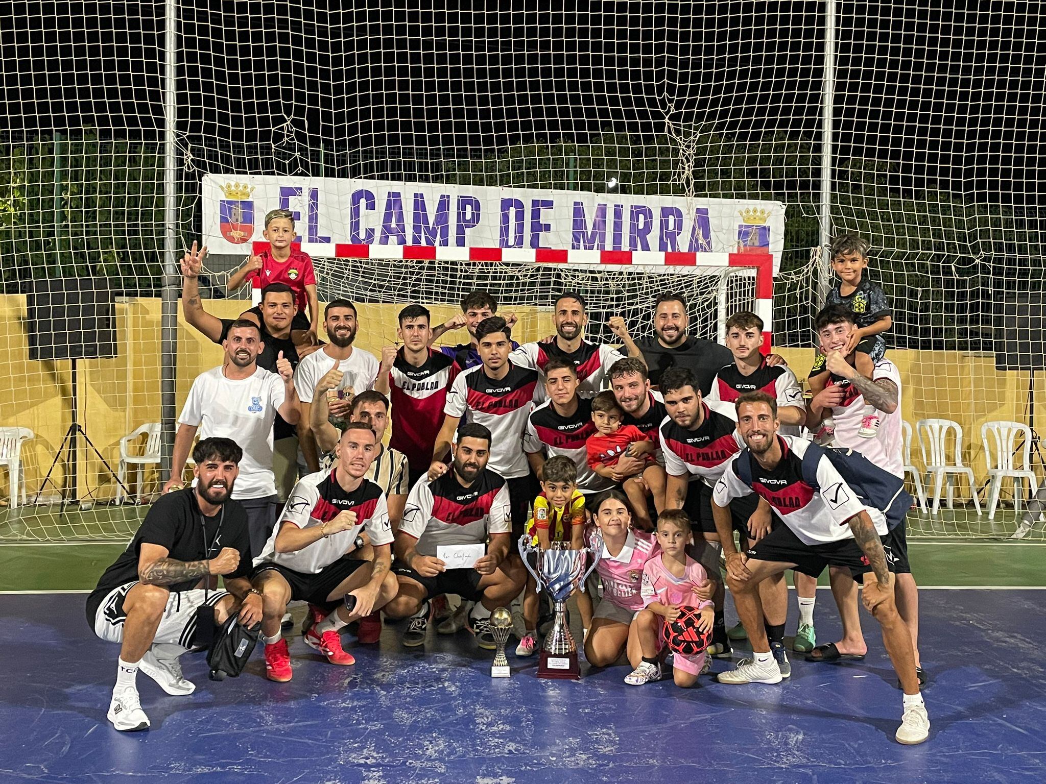 El equipo celebra la victoria