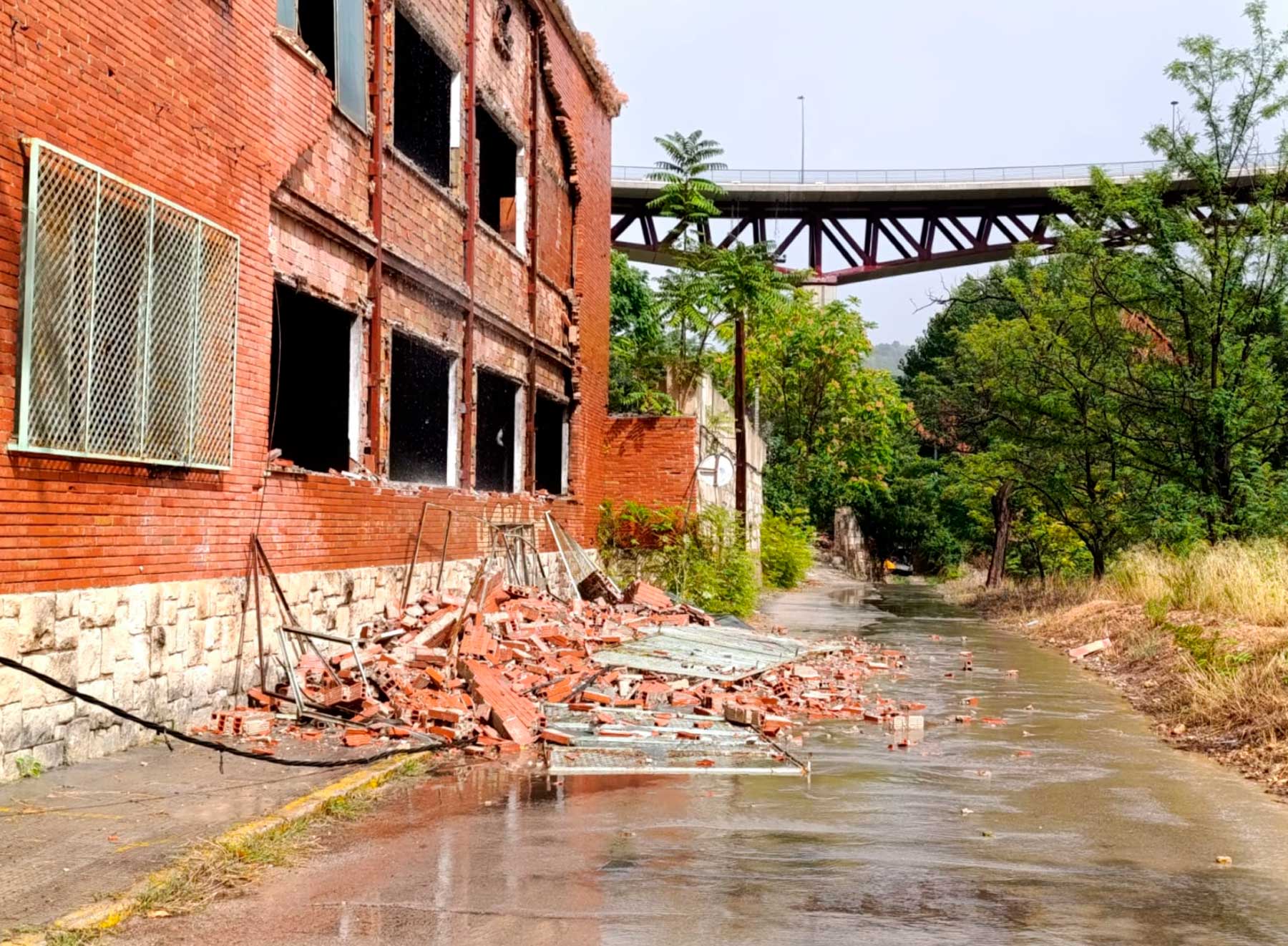 Caida de parte de un muro de unas antiguas fábricas de L&#039;Escaló y Jover cerca de Algezares