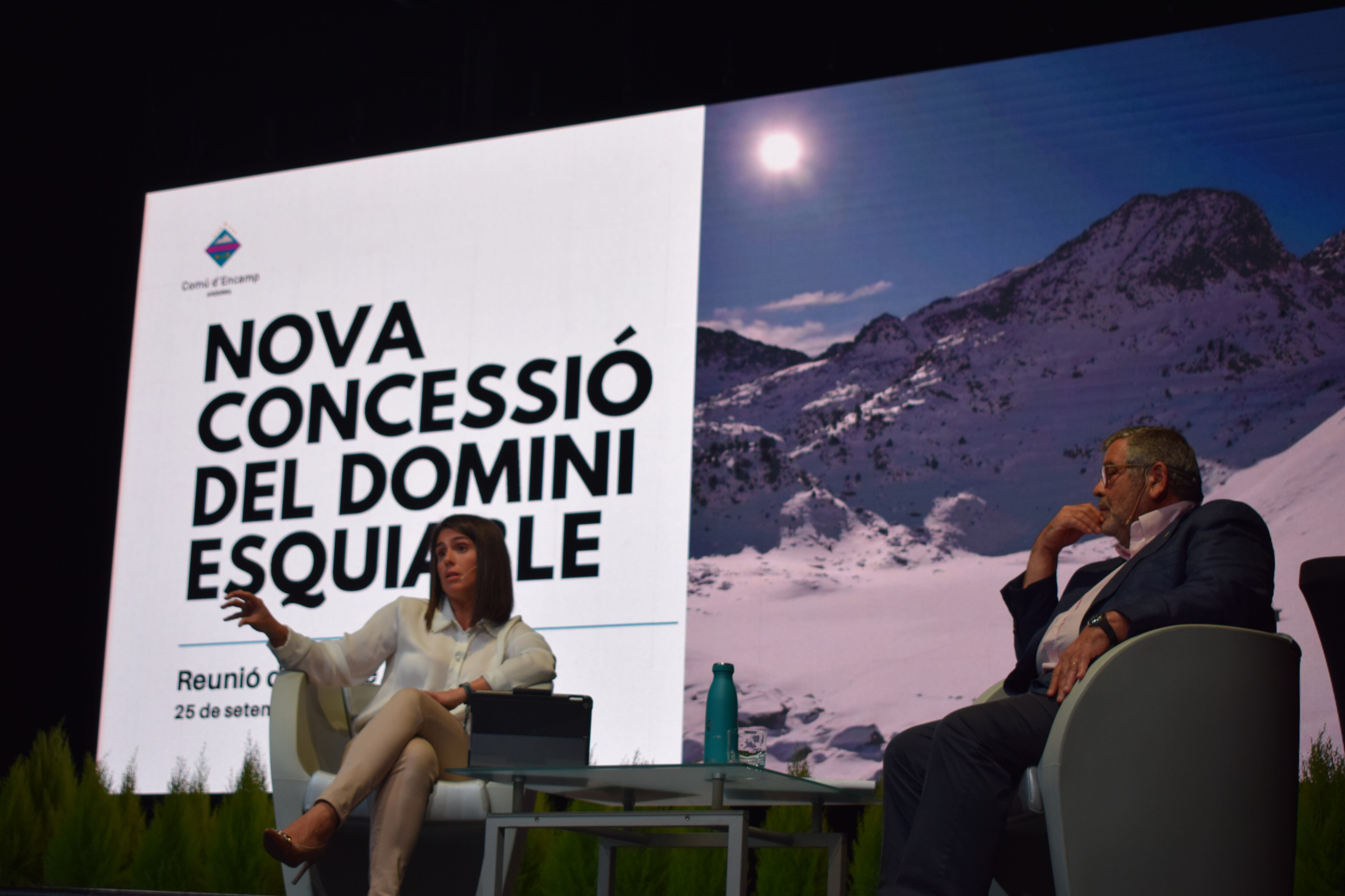 Els cònsols d'Encamp, Laura Mas i Jean Michel Rascagnères, responent a les preguntes de la ciutadania durant la reunió de poble per presentar la nova concessió del domini esquiable de la parròquia a Saetde.