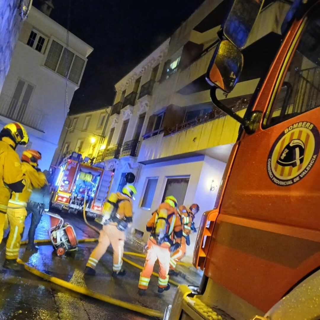 Actuación de los servicios de emergencia durante el incendio registrado esta madrugada en una vivienda de Albaida
