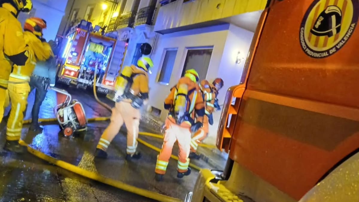 Un incendio en una vivienda de Albaida deja cuatro personas trasladadas al hospital por intoxicación