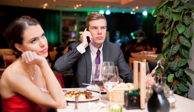 Esta imagen refleja la incomodidad del interlocutor cuando alguien saca su móvil en mitad de una comida