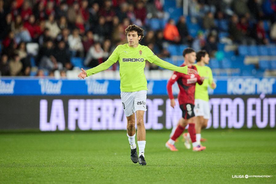 César Gelabert hace un gesto durante el Mirandés - Sporting.
