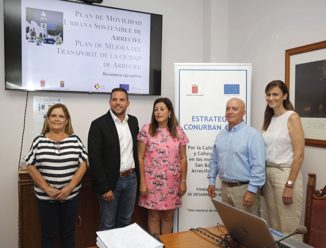 Autoridades insulares y municipales en la presentación del plan.