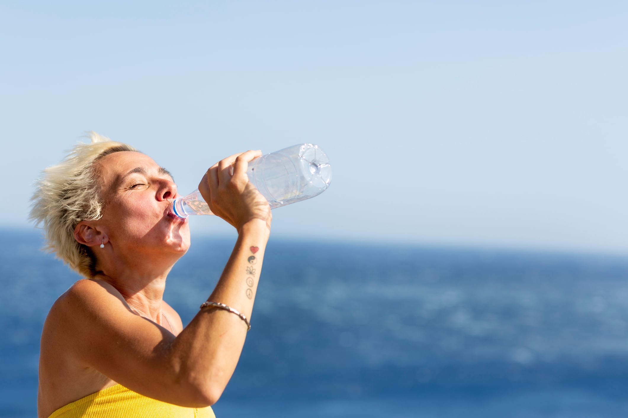 Mantenerse hidratado es una recomendaciones para evitar golpes de calor.