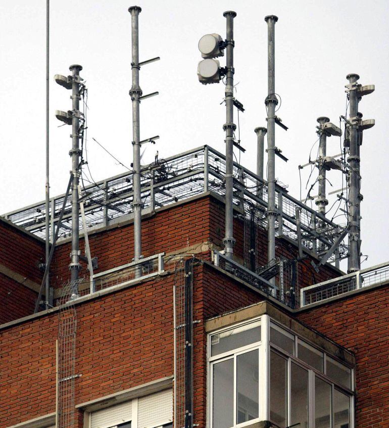 Antiguas antenas de telefonía en las inmediaciones del colegio García Quintana de Valladolid