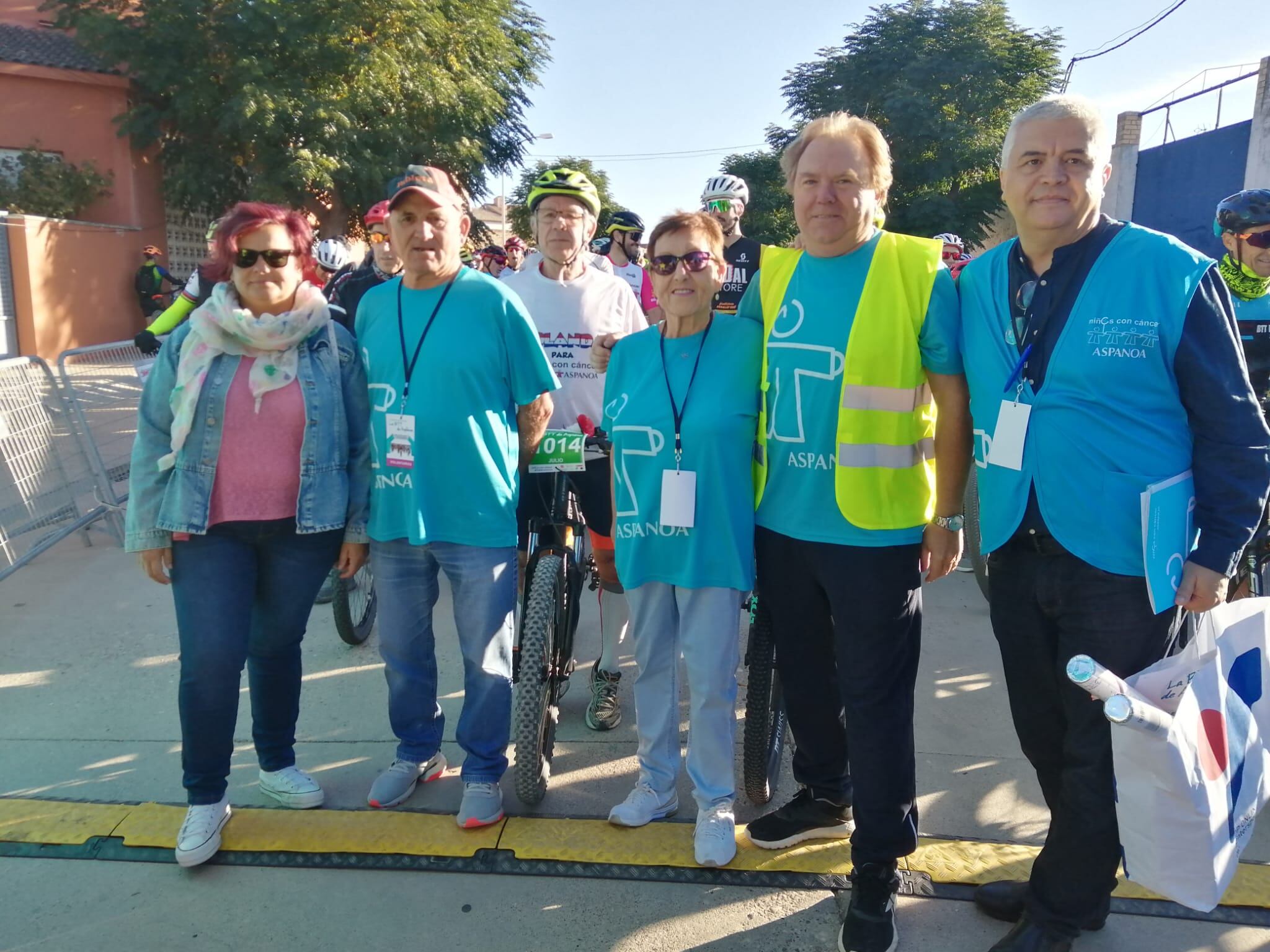 Maruja Lasierra y José Pableta eran los voluntarios que cortaban la cinta