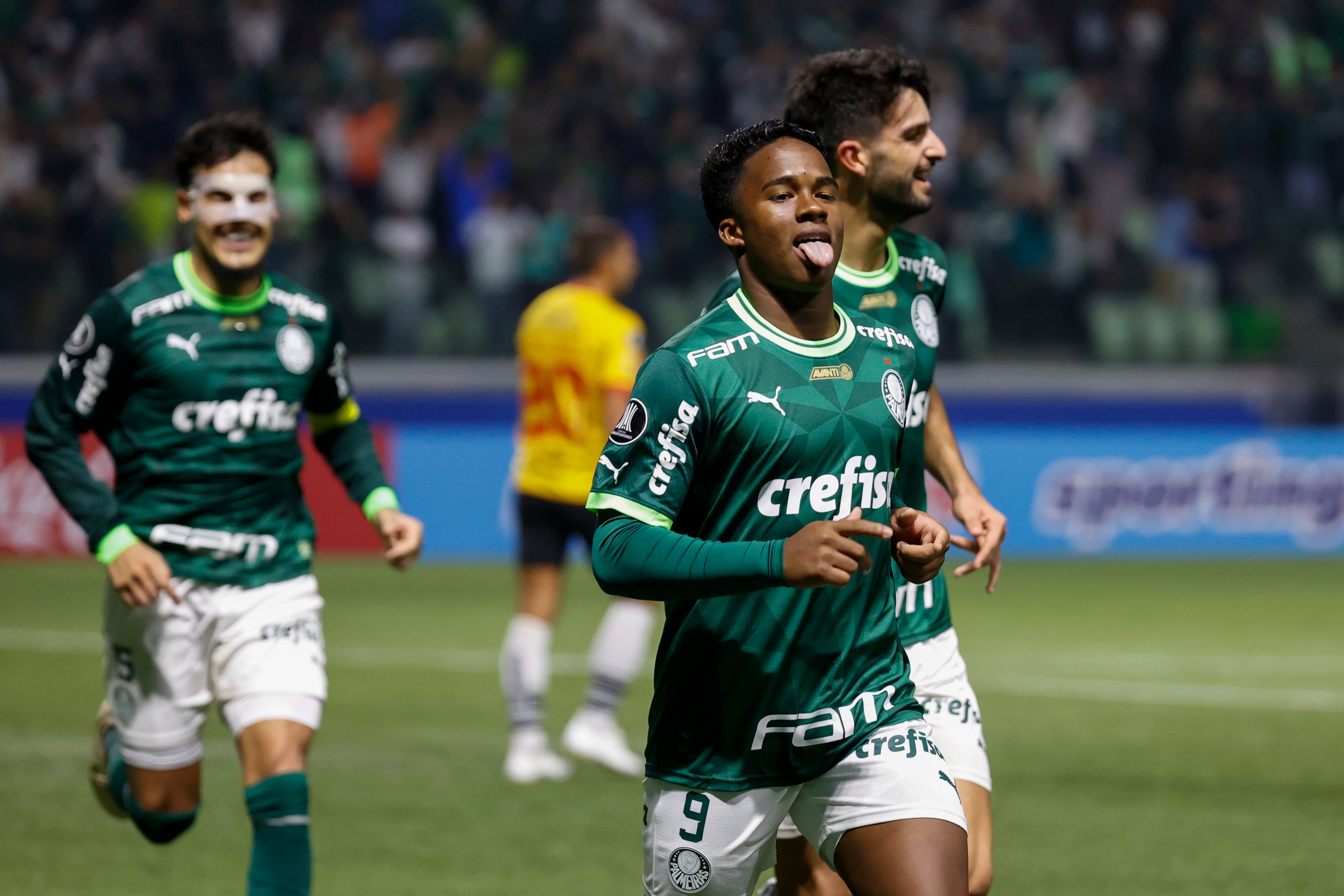 Endrick de Palmeiras celebra su gol en un partido de la fase de grupos de la Copa Libertadores entre Palmeiras y Barcelona SC en el estadio Allianz Parque en Sao Pablo (Brasil).