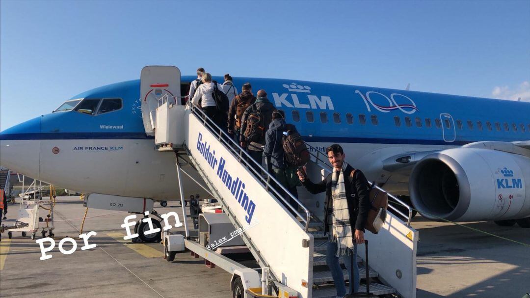 Alejandro Piñeiro sube al avión que le trasladó de Atenas a Amsterdam.