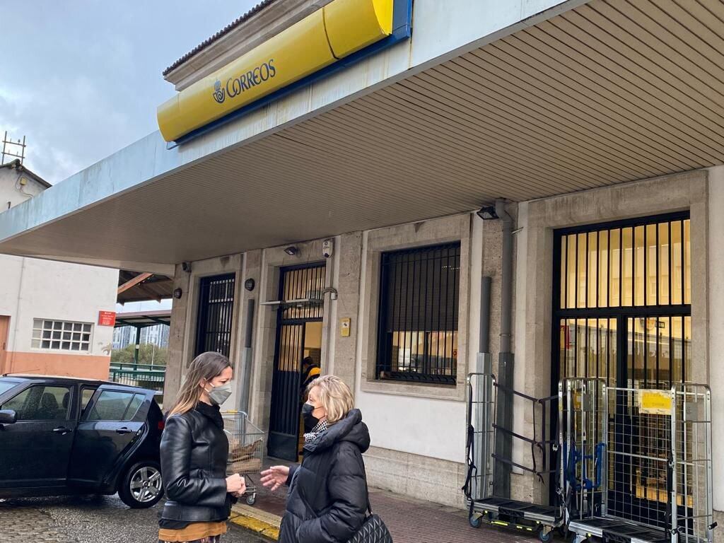 Lara Méndez visita as instalacións de Correos