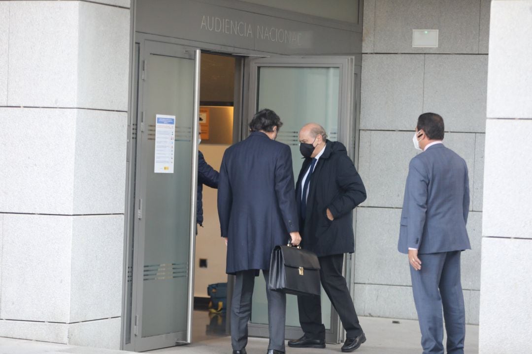 El exministro del Interior Jorge Fernández Díaz (c), a su llegada a la Audiencia Nacional donde ha declarado como investigado en la &#039;operación Kitchen&#039;