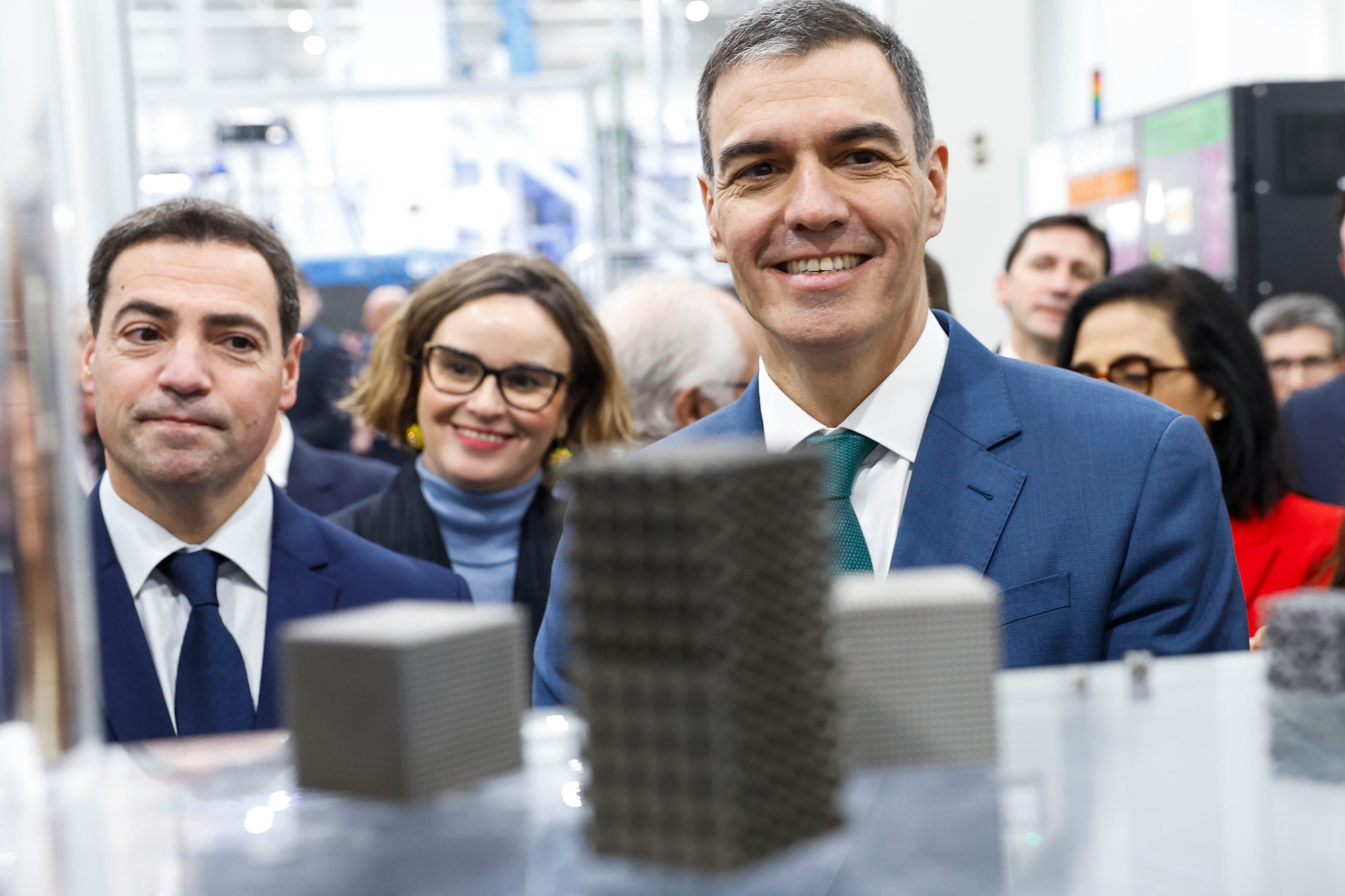 FOTODELDÍA ZAMUDIO (PAÍS VASCO), 27/02/2025.- El presidente del Gobierno, Pedro Sánchez (c), y el lehendakari, Imanol Pradales (i), inauguran el Centro de Fabricación Avanzada ADMIRE de ITP Aero, líder mundial en propulsión aeroespacial, este jueves en la localidad vasca de Zamudio. EFE/ Miguel Toña
