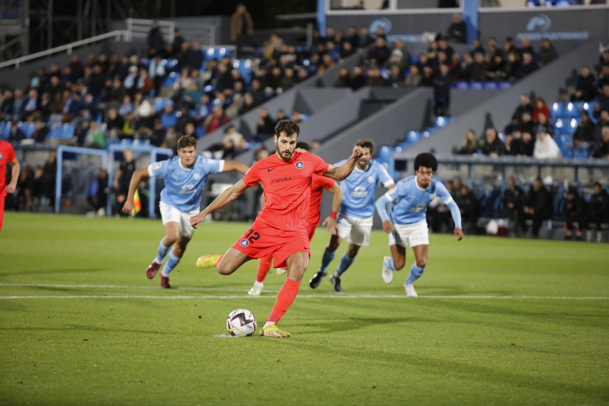 Sinan Bakis en el moment de xutar el penal.
