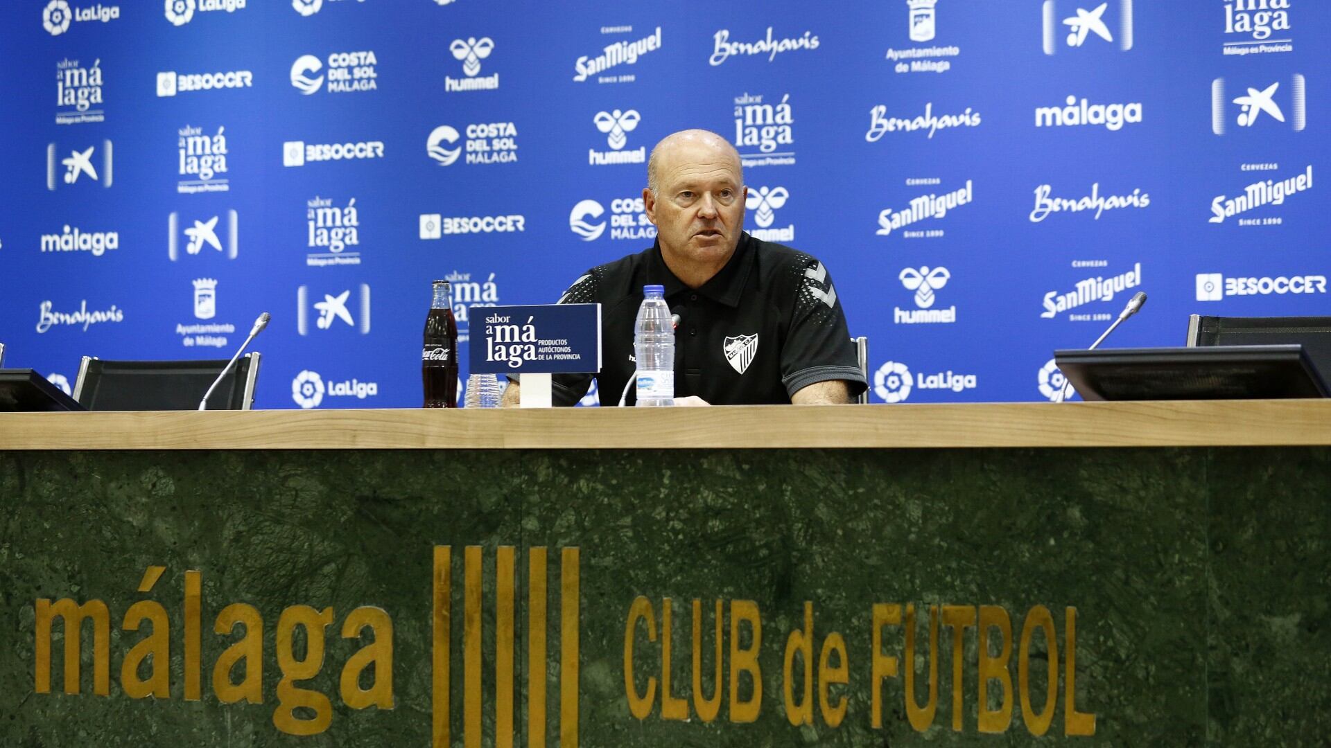 Pepe Mel contesta una pregunta en la sala de prensa