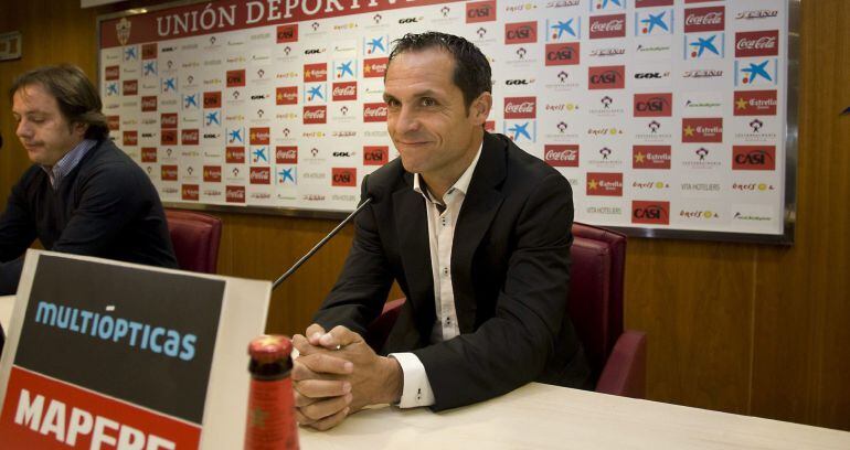 Sergi Barjuán, exjugador del FC Barcelona y del Atlético de Madrid, durante la presentación como nuevo entrenador de la UD Almería hasta el final de la presente temporada, hoy en el Estadio de los Juegos Mediterráneos de la capital almeriense