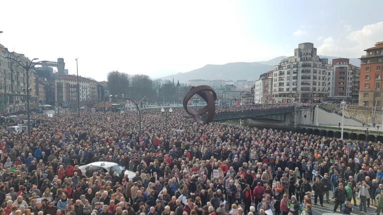 FOTOGALERÍA | Miles de jubilados se manifiestan en el corazón de Bilbao.