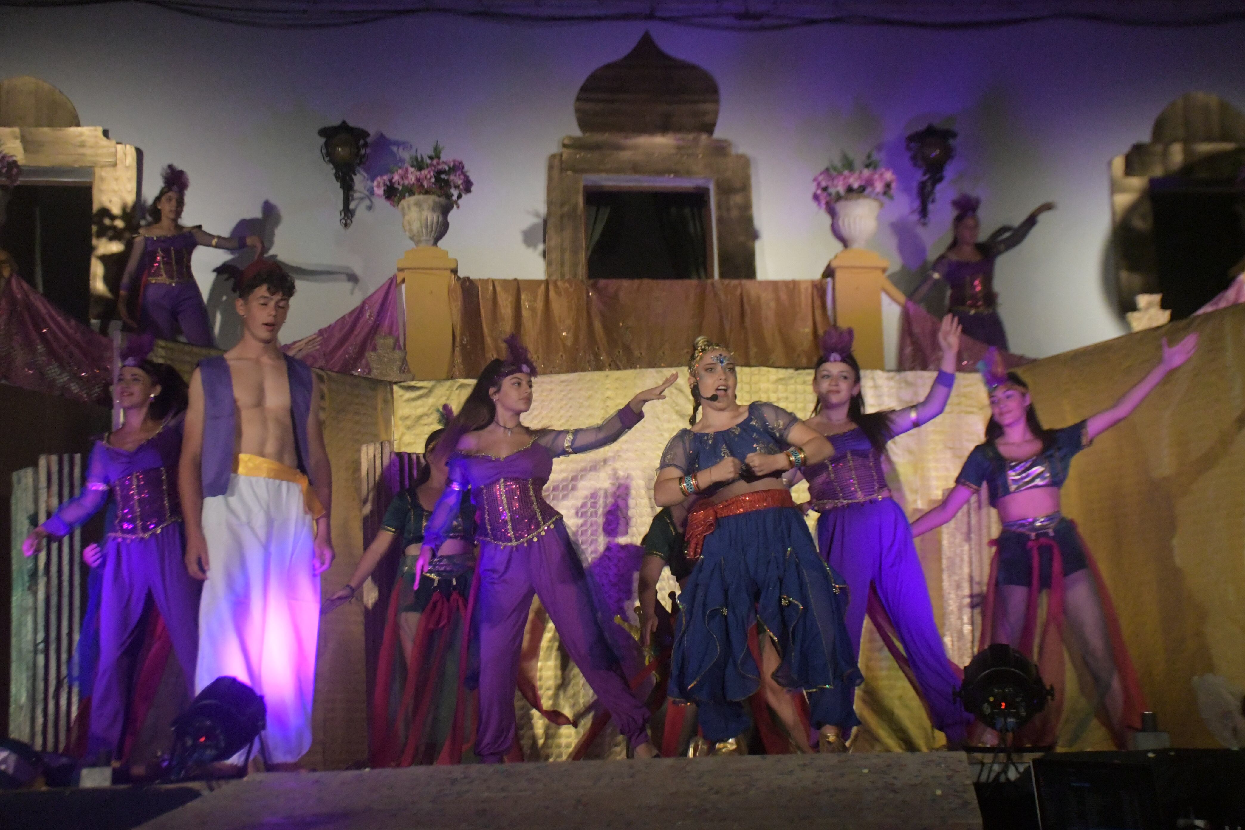 Representación del tributo musical &#039;Aladdin&#039; a cargo de los vecino de Benadalid