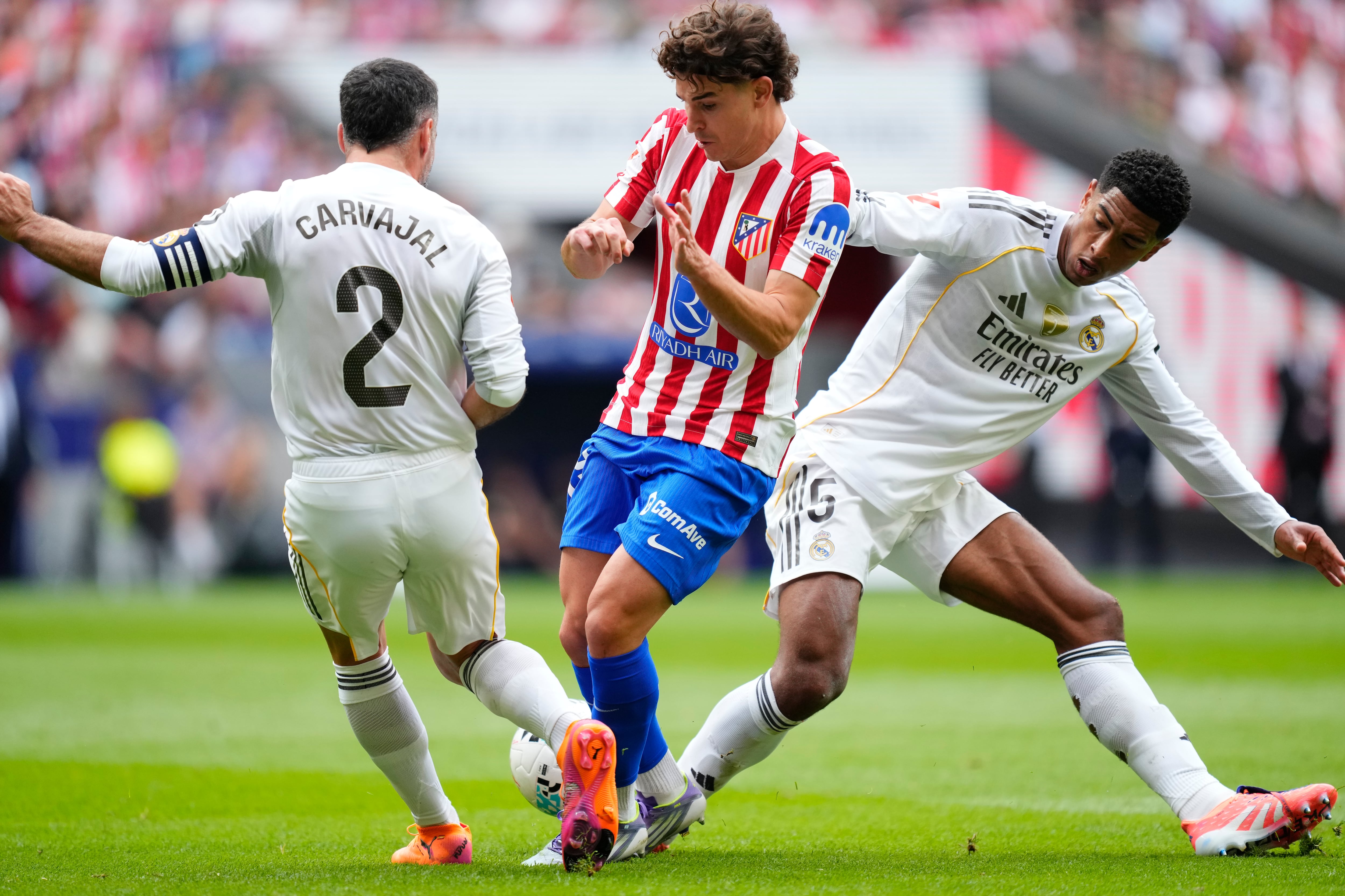 Dani Carvajal, Julián Álvarez y Jude Bellingham en una disputa