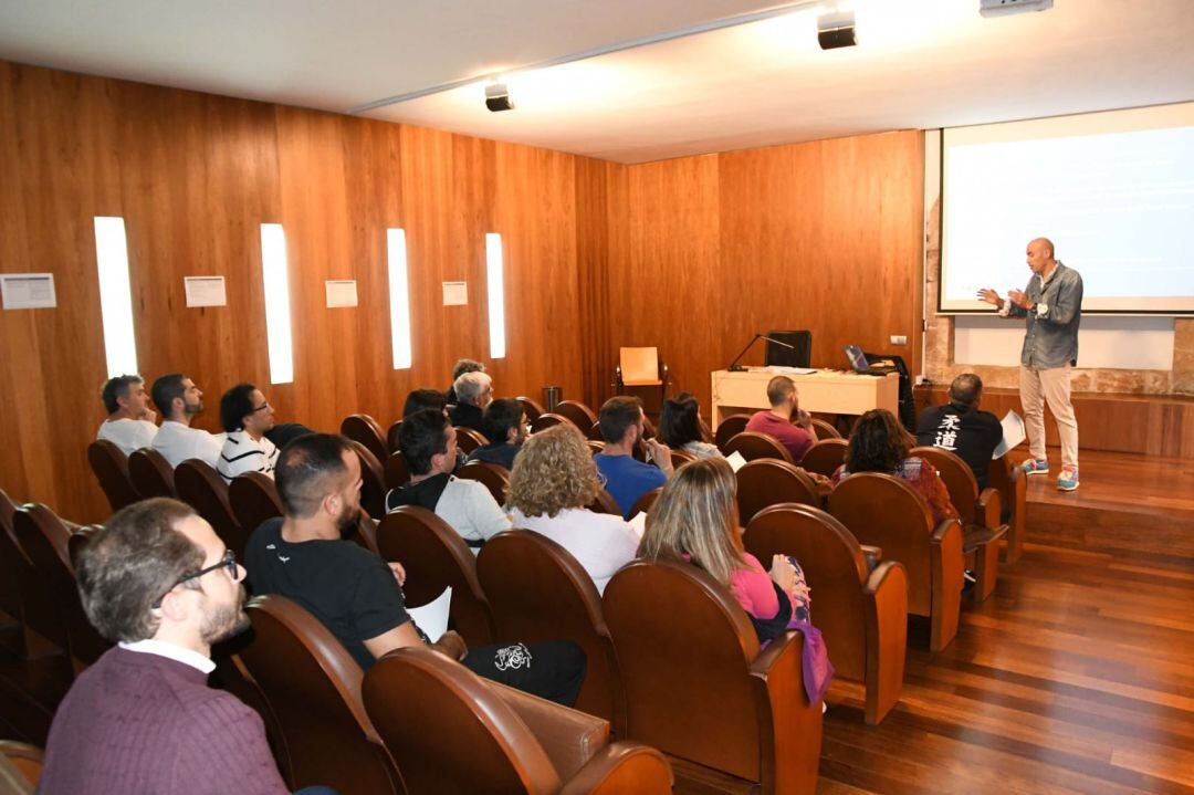 Reunión con entidades deportivas y profesores de educación física.