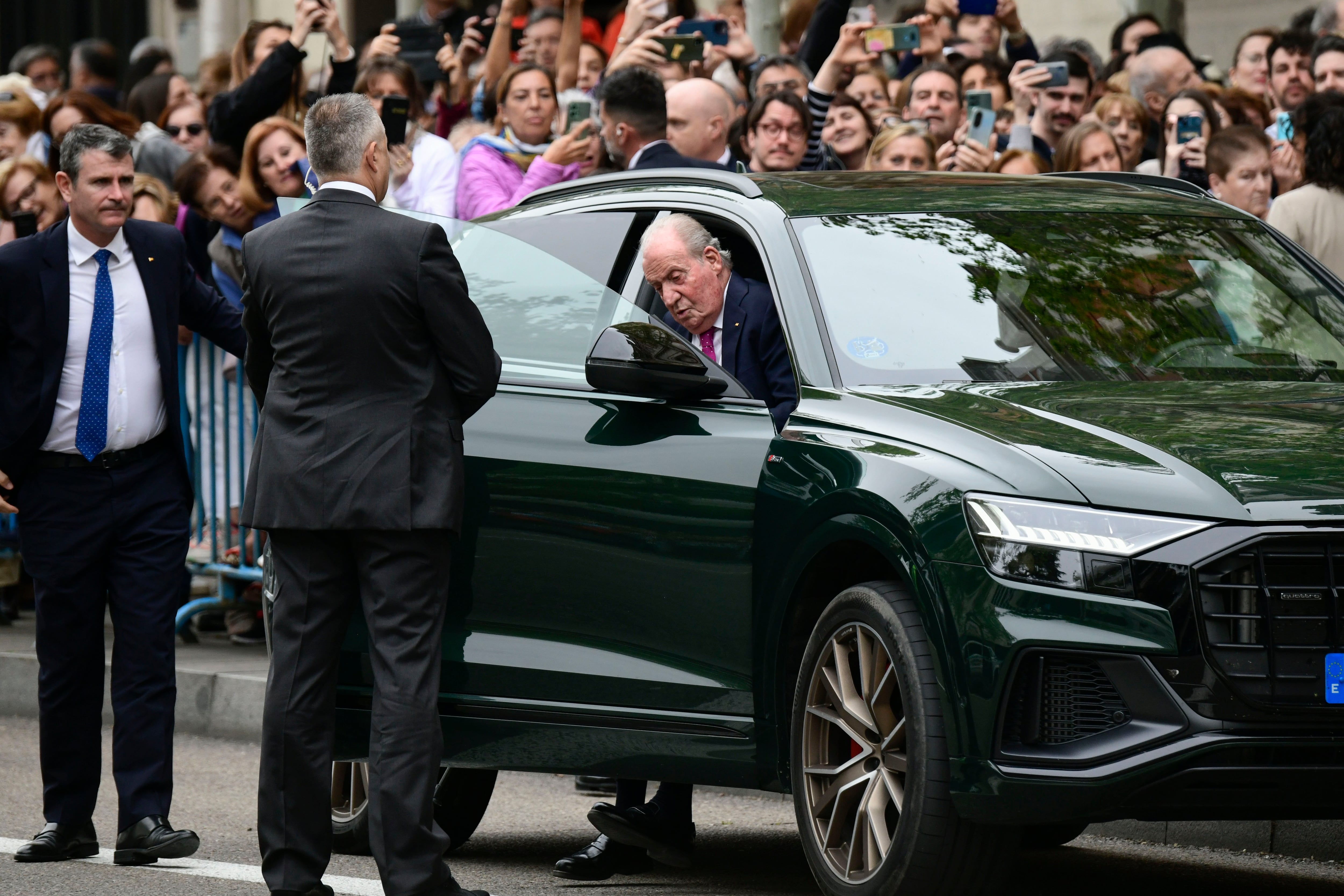 MADRID, 06/04/2024.- El rey emérito Juan Carlos I se baja del coche a su llegada este sábado a la iglesia de San Francisco de Borja de Madrid para asistir al matrimonio del alcalde de Madrid, José Luis Martínez-Almeida, y Teresa Urquijo. EFE/Víctor Lerena
