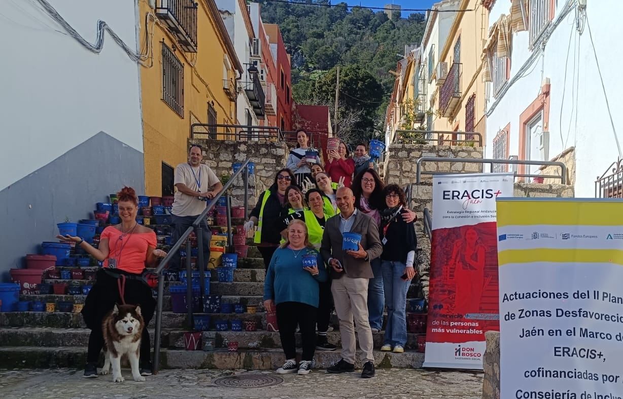 El concejal de Medio Ambiente, José María Cano (en primera fila), junto a vecinos de las calles Inspector Molinos y Concepción Vieja.