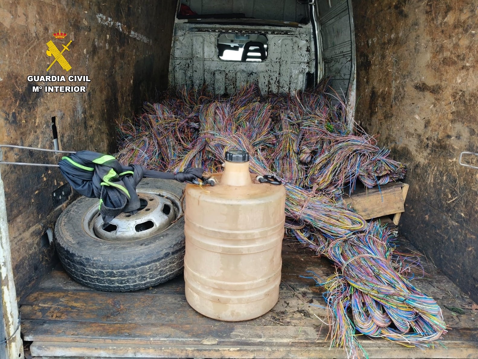 Furgoneta intervenida con el cobre robado