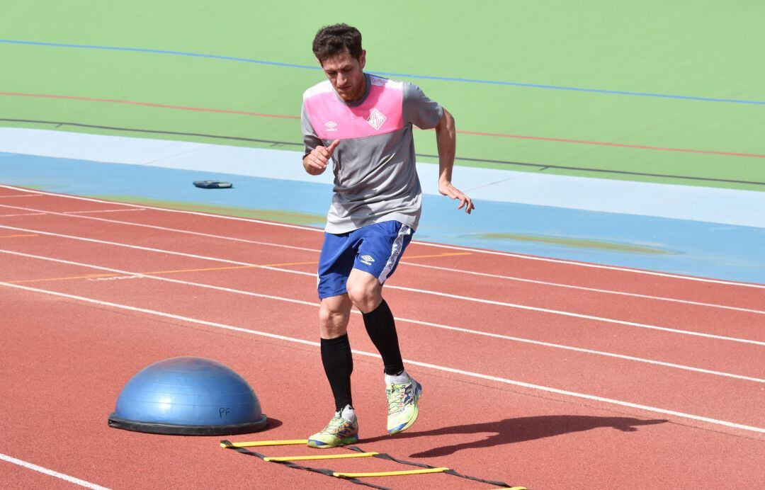 Rafa López realiza ejercicios en la pista de atletismo.