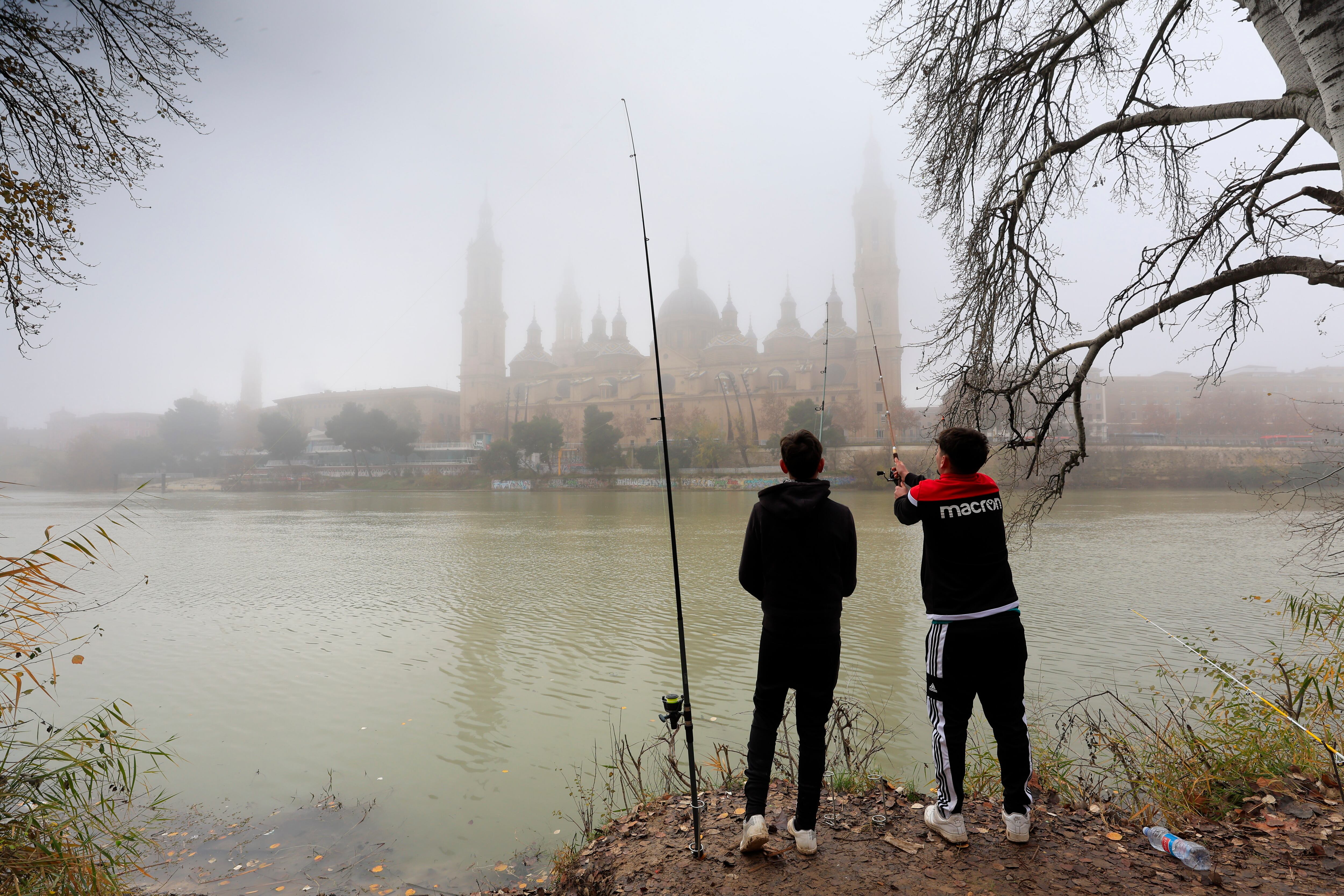 ZARAGOZA, 29/12/2025.- La basílica del Pilar entre una densa niebla con la que ha amanicido Zaragoza, este lunes. La Agencia Estatal de Meteorología (Aemet) anuncia para este lunes en Aragón cielos nubosos con probabilidad de chubascos aislados remitiendo al final del día, brumas o bancos de niebla matinales en depresiones y cota de nieve en torno a 1.500-1.800 metros. EFE/Javier Cebollada