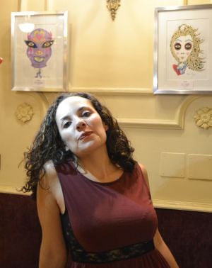 La artista Patricia Fornos, junto a dos de sus obras expuestas en &quot;La Manuela&quot; de Madrid.