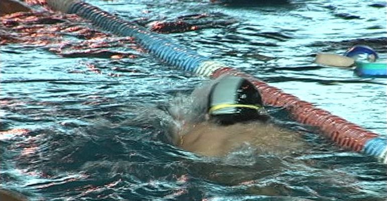 Nadador en la piscina municipal cubierta