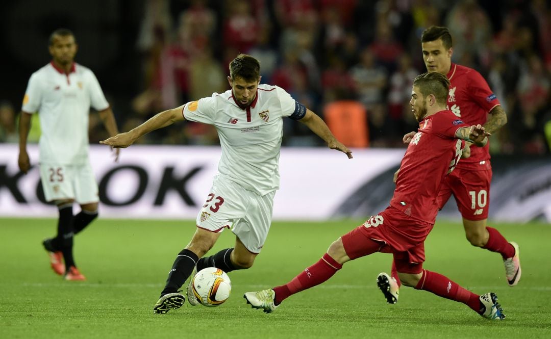 Alberto Moreno intenta cortar un balón a Coke en la final de la UEFA Europa League de 2016