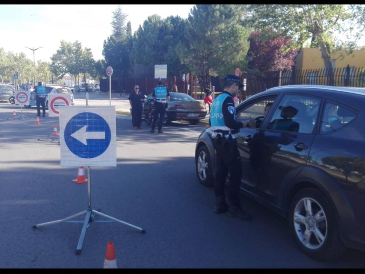 Conducir sin cinturón+ hablar por el teléfono móvil
= 400 euros y 6 puntos menos