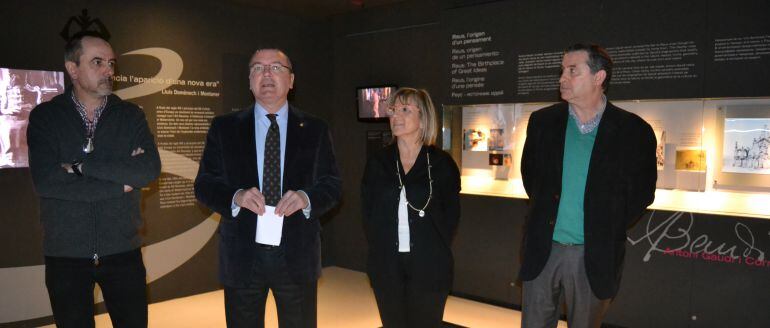 L'alcalde Carles Pellicer, acompanyat de la regidora de turisme, Teresa Gomis.