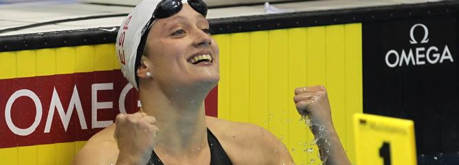 La nadadora española Mireia Belmonte celebra la medalla de oro conseguida en los 200 estilos de los Campeonatos de Europa en piscina corta, de 25 metros