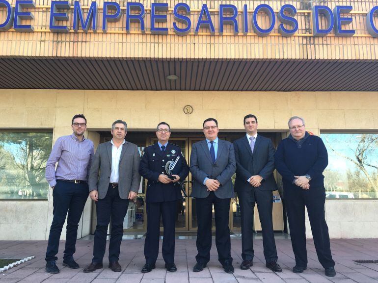 La junta directiva de ADECA con el jefe de la polícia local