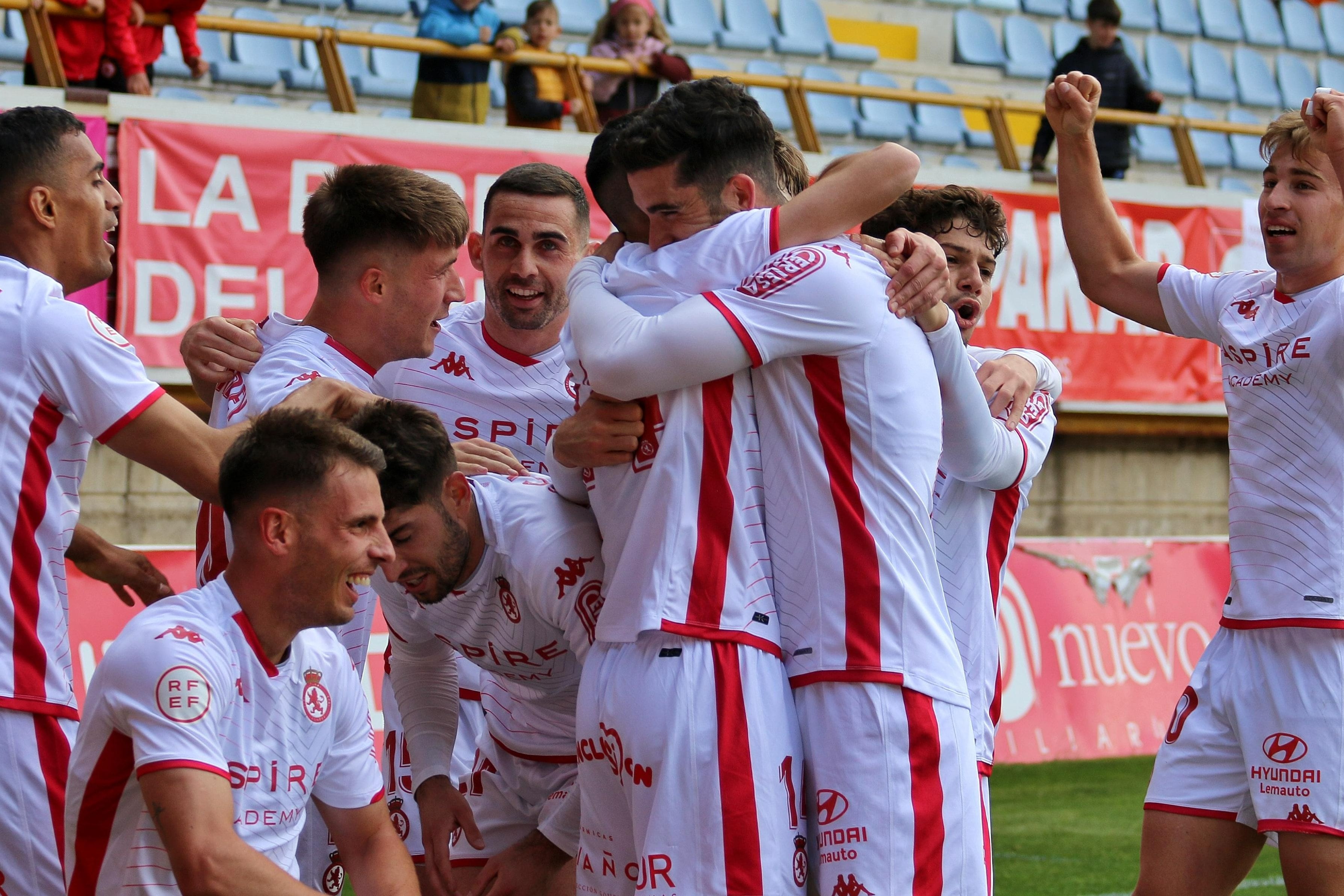 Los jugadores celebran uno de los goles anotados el domingo.