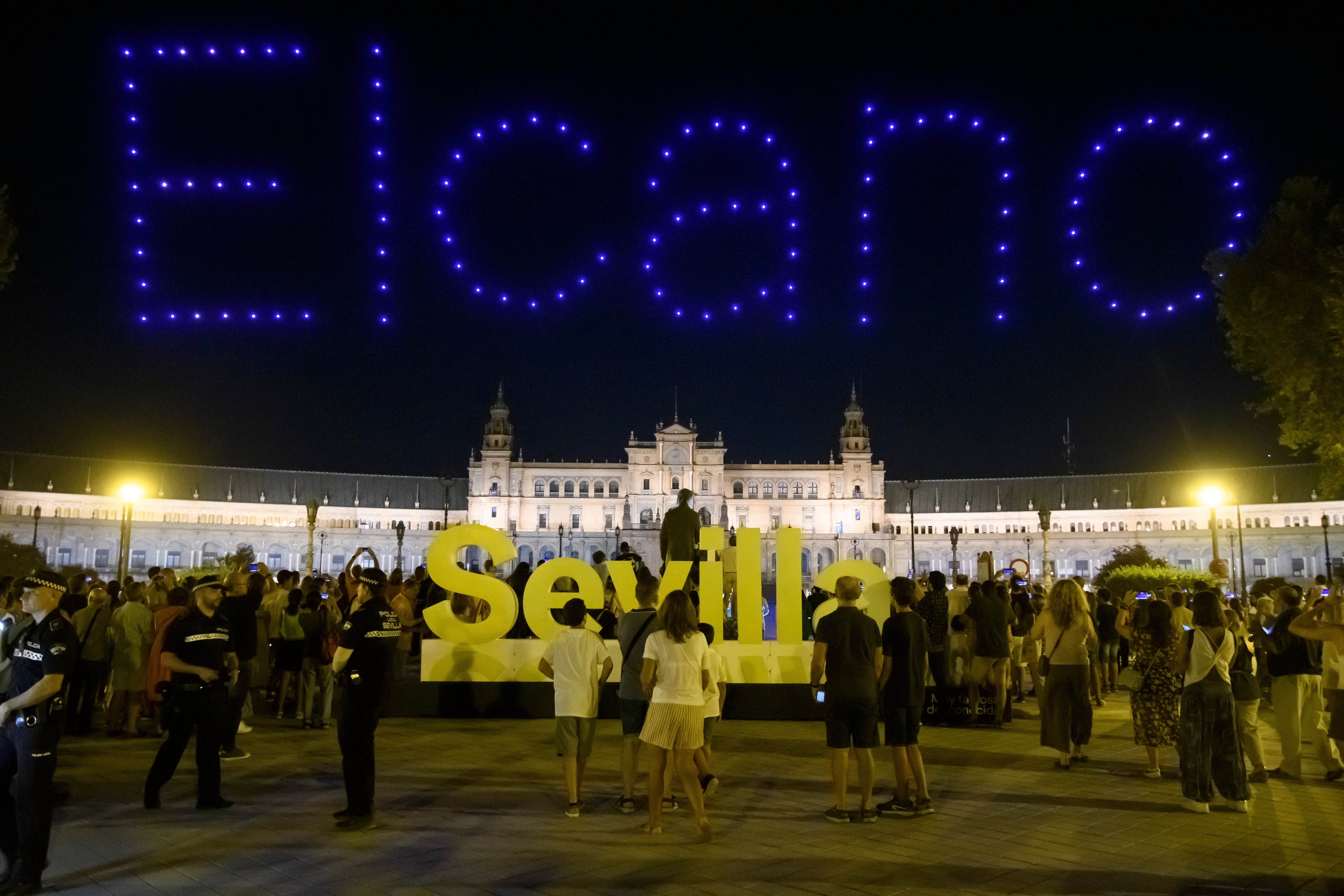 SEVILLA, 09/09/2022.- Coreografía de drones con motivo de la conmemoración de los 500 años de la primera vuelta al mundo, hoy viernes en la Plaza de España de Sevilla. El espectáculo ha sido suspendido a los pocos minutos del comienzo por una avalancha humana que ha saltado el perímetro de seguridad ocupando la plaza. EFE/ Raúl Caro.