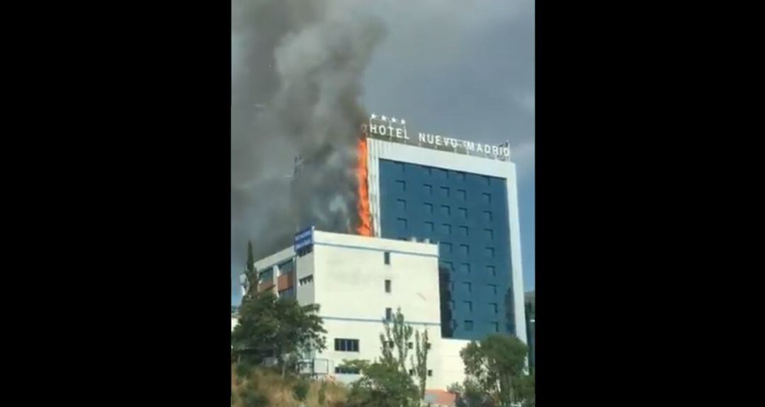 Captura de uno de los vídeos en redes que muestra las llamas en el hotel matrileño.