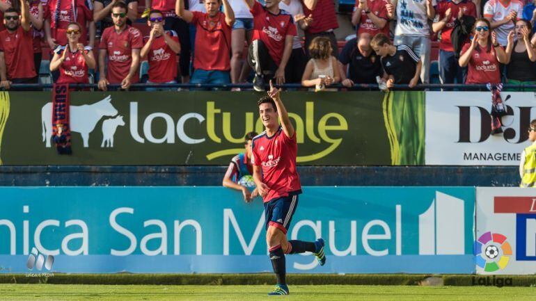 Mikel Merino celebra un gol en El Sadar