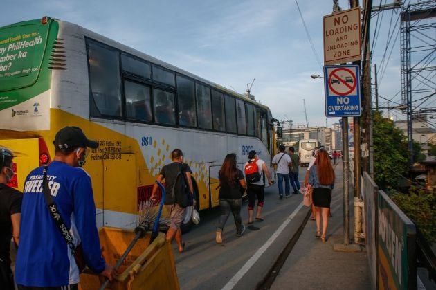 Cogiendo el bus en Manila.