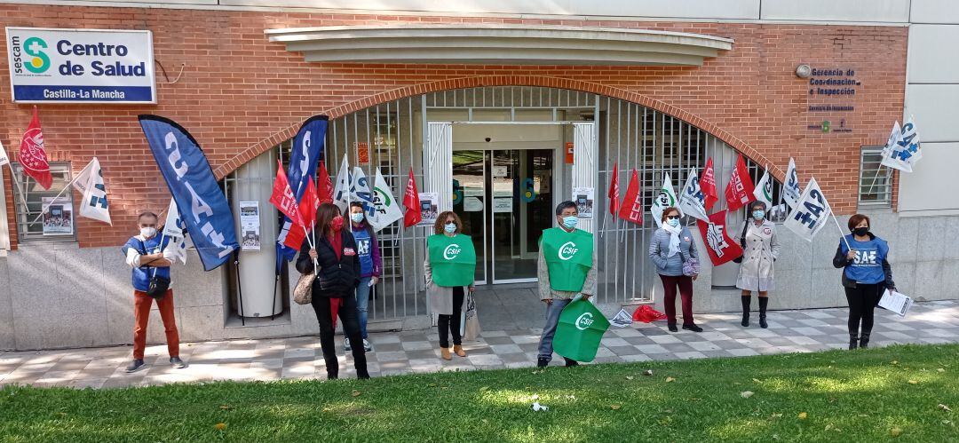 Los cuatro sindicatos se han concentrado ante el Centro de Salud de San Fernando