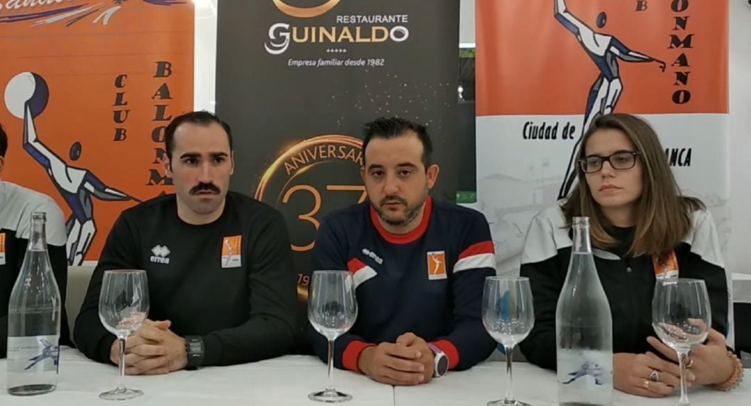 Dani Lorasque, en rueda de prensa (izquierda) junto a otros miembros del club.