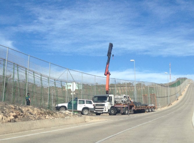 Se observan los trabajos de colocación de la concertina de cuchillas y la malla antitrepa en la valla de Melilla