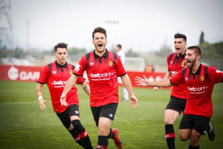 Los jugadores del filial bermellón celebrando un gol 