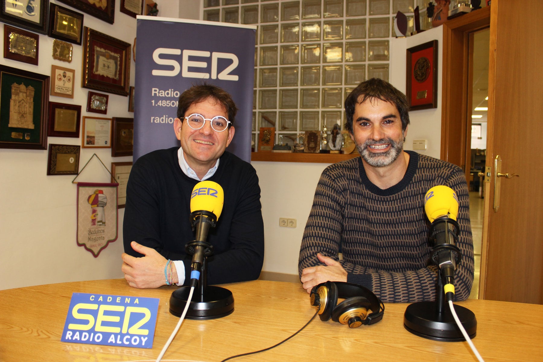 El director de La Salle, Marc Segura, y el representante de Cuinatur, Eulogi Peiró, en el estudio central de Radio Alcoy