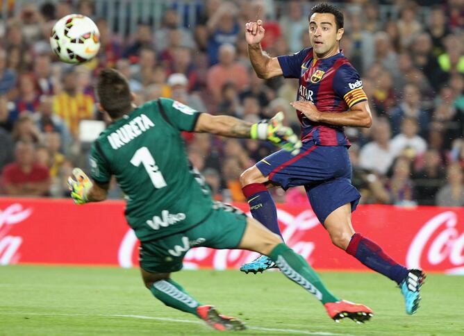 El centrocampista del FC Barcelona Xavi  marca ante el Eibar, durante el partido de la octava jornada de Liga en Primera División