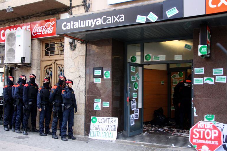 Agents dels Mossos preparats per entrar a l'oficina bancària de l'Avinguda Alcalde Palau