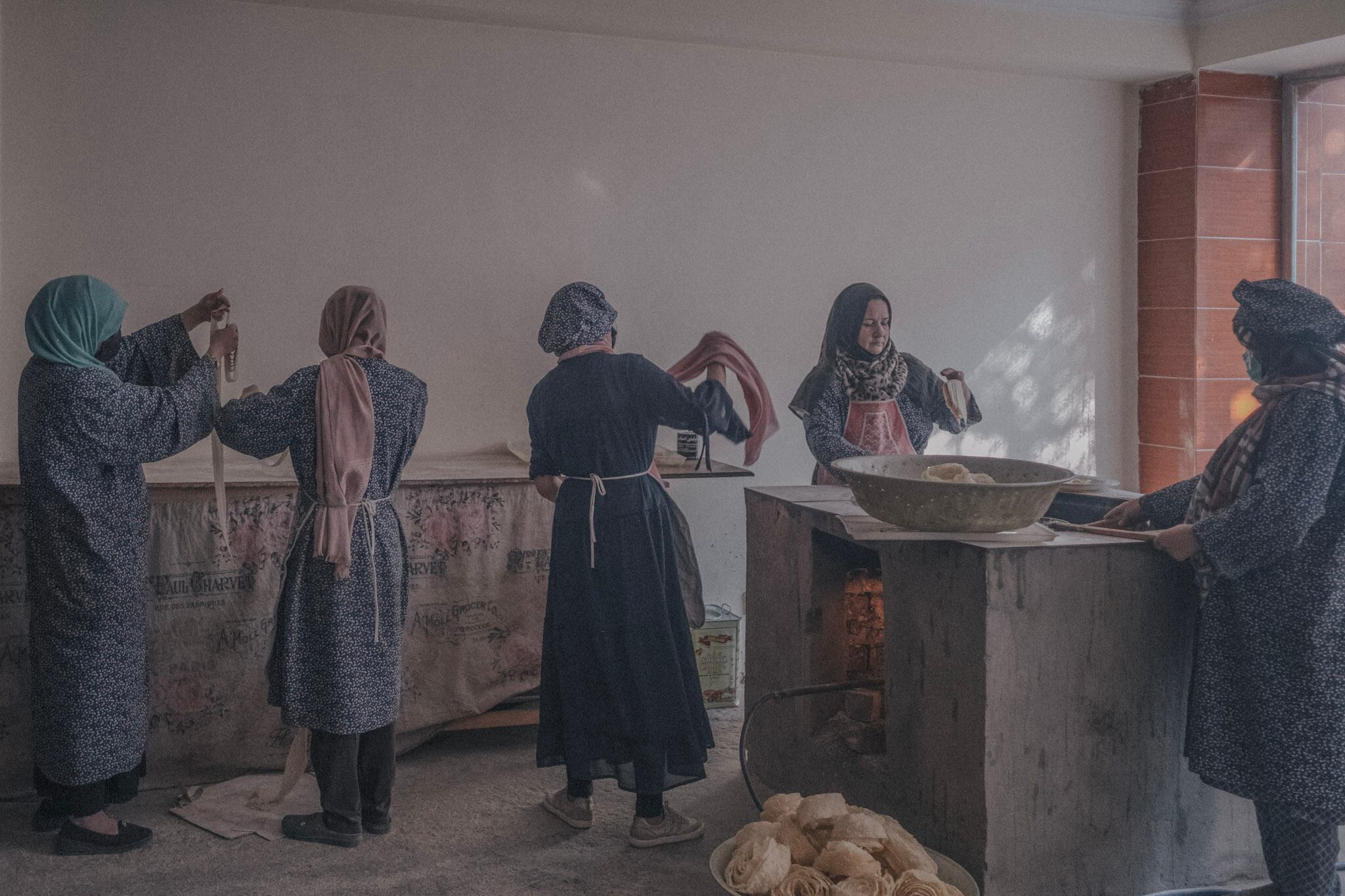 Un grupo de mujeres trabaja en un taller tradicional de repostería en Kabul. Valentina Sinis.