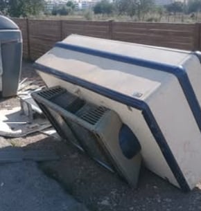 Residuos voluminosos junto a un contenedor en Vila