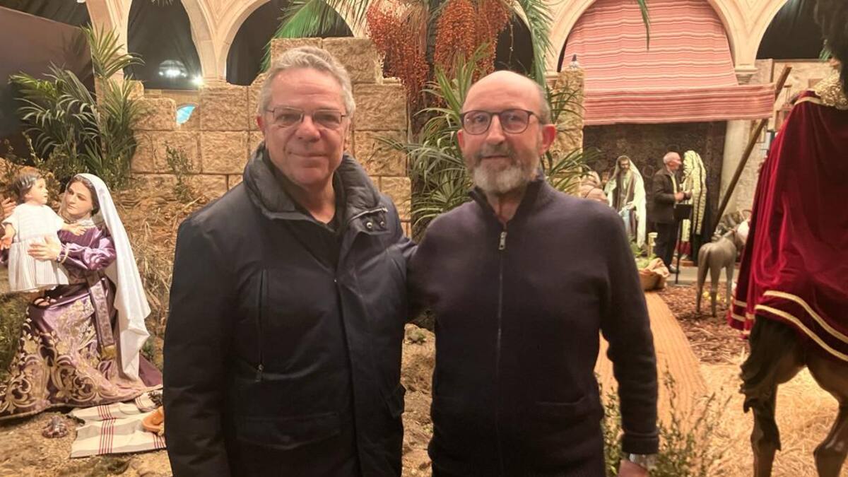 Paquiño Correal lleva 40 años contándonos la Semana Santa; ahora recopila sus artículos en el libro 'Cómo sigue llorando Sevilla...'